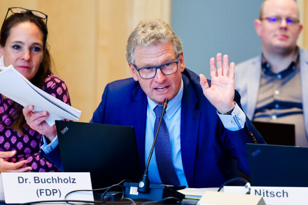 Der frühere Wirtschaftsminister Bernd Buchholz (FDP) schaltet wegen Northvolt das Landesverfassungsgericht ein. (Archivbild)