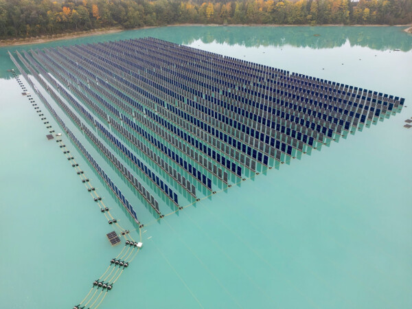 Normalerweise sind Solarpanele bei schwimmenden Anlagen flach auf dem Wasser - hier stehen sie aufrecht.