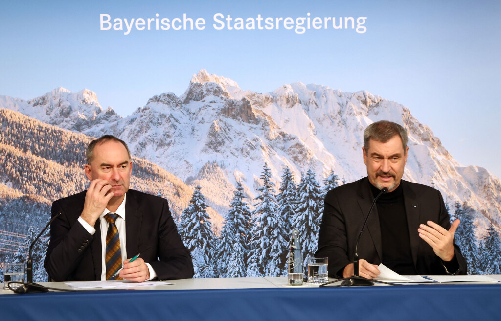 Der von CSU-Chef Söder (rechts) ausgehandelte Kompromiss zum Spritpreis geht Bayerns Wirtschaftsminister Aiwanger nicht weit genug. (Archivbild)