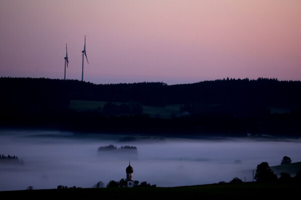 Zwei Windräder in Bayern - im ersten Halbjahr hat sich der Zubau verdoppelt. Das klingt besser als es ist. (Archivbild)