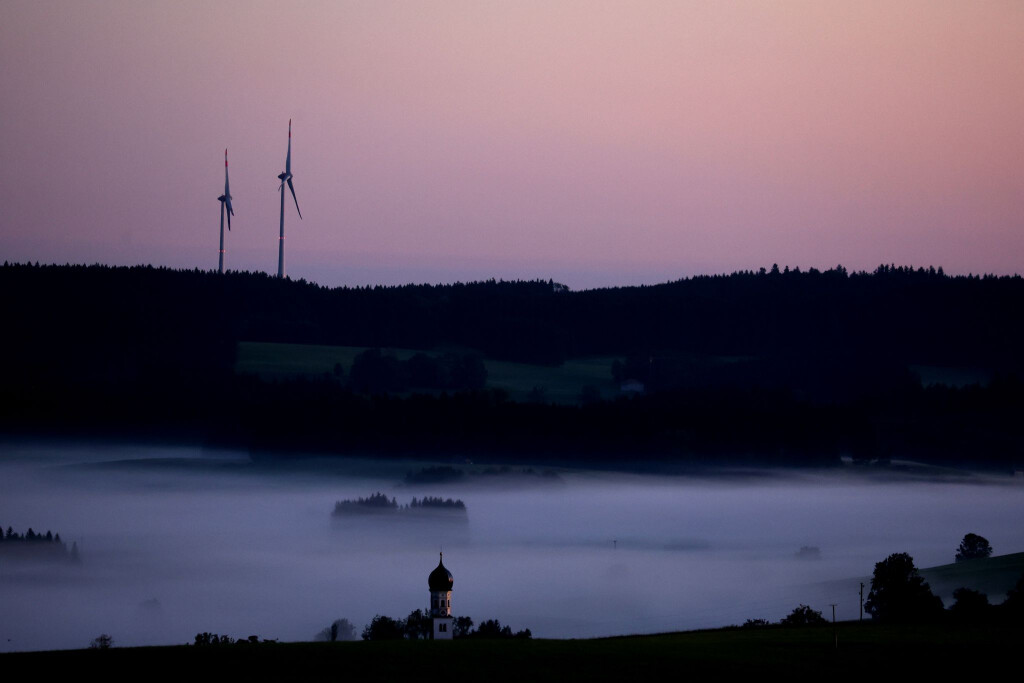 Zwei Windräder in Bayern - im ersten Halbjahr hat sich der Zubau verdoppelt. Das klingt besser als es ist. (Archivbild)