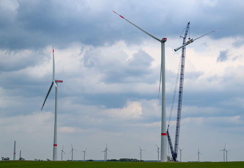 Der Ausbau der Windenergie drohe von der Bundesregierung ausgebremst zu werden, warnt die Branche. (Symbolbild)