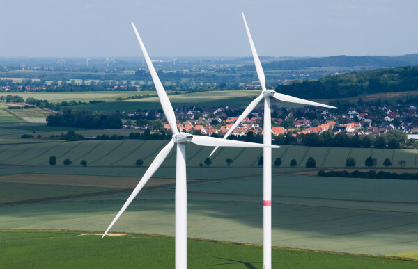 Zwei Windräder in Niedersachsen - im ersten Halbjahr hat sich der Zubau spürbar beschleunigt.