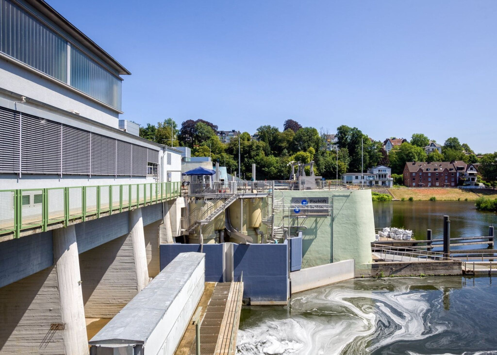 Das Wasserkraftwerk im Stauwehr des Essener Baldeneysees kann rund um die Uhr Strom erzeugen. Der Erneuerbaren-Branchenverband LEE beklagt, dass in NRW quasi keine neuen Wasserkraftanlagen gebaut werden. (Archivbild)