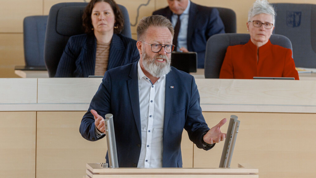 Wirtschaftsminister Claus Ruhe Madsen (CDU) warnt, der Staat könne nicht alles wegbügeln.
