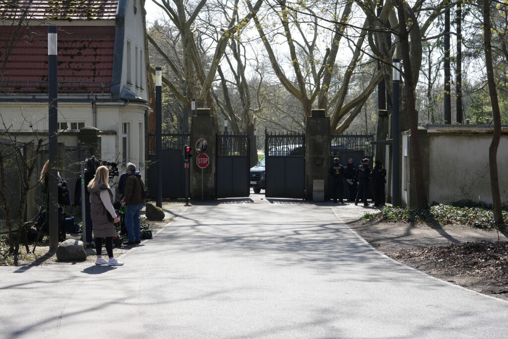 In der Villa Borsig am Tegeler See im Norden Berlins sollen die Spitzen der Koalition zu Beratungen zusammengekommen sein. Bestätigt wird das bisher nicht.