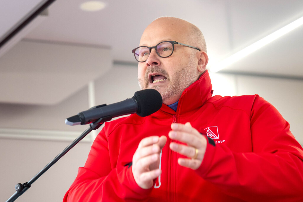 Der Chef der IG Metall Küste, Daniel Friedrich, fordert Aufträge für die Offshore-Windindustrie. (Archivbild)