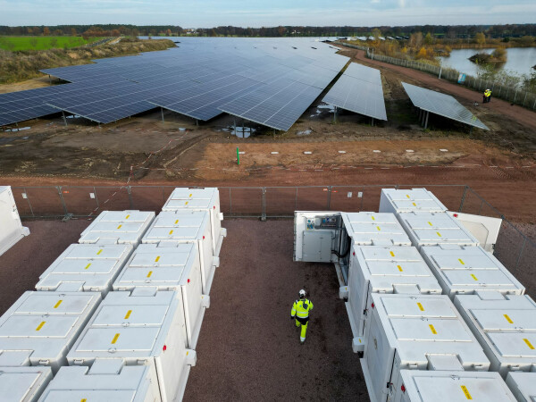 Ende vergangenen Jahres wurde in Zerbst ein Solarpark mit 88 Batteriespeichern eröffnet - ein Beispiel für den Ausbau der Speicher im Land. (Archivbild)