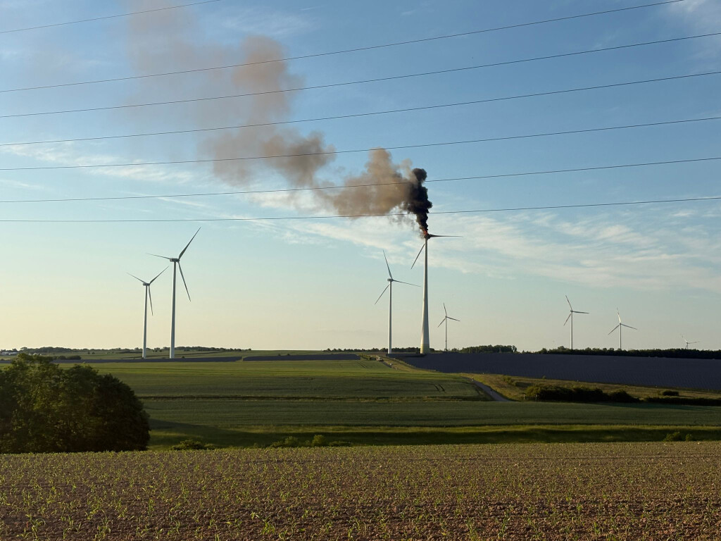 Schwarzer Rauch ging vom Windrad an der A7 aus.