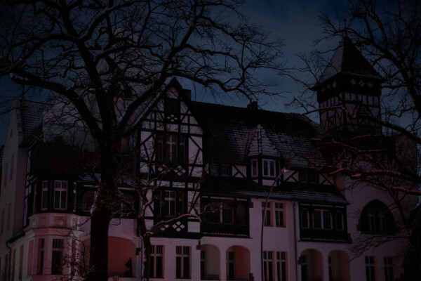 Alte Frau stirbt während des Stromausfalls in Wohnung.