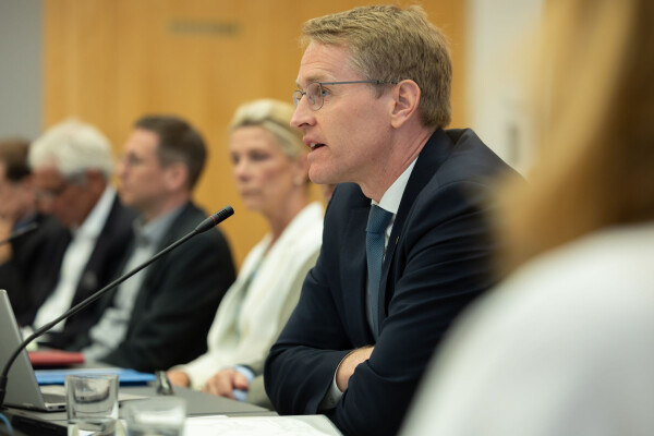 Ministerpräsident Daniel Günther verteidigt das Vorgehen der Landesregierung im Fall Northvolt.