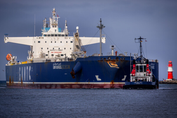 Der Iran-Krieg hat aktuell laut zuständigem Umschlagsunternehmen keine direkten Auswirkungen auf den Umschlag im Rostocker Ölhafen. (Archivbild)
