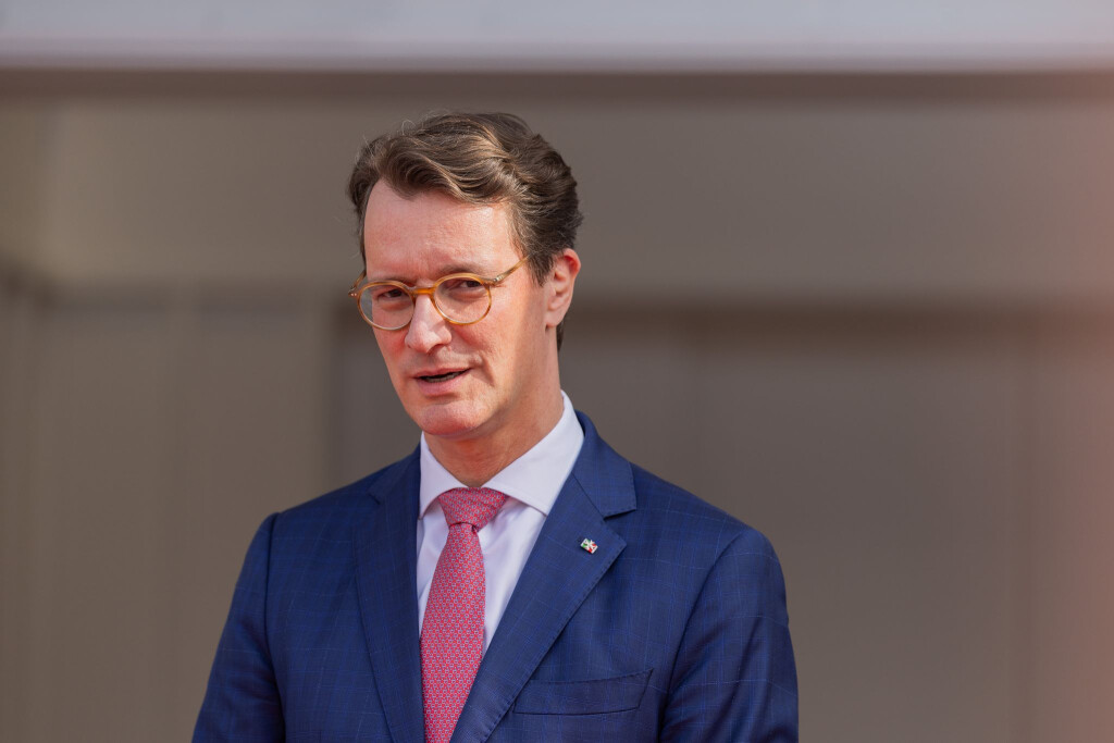 Nordrhein-Westfalens Ministerpräsident Hendrik Wüst (CDU) dringt auf eine zügige, wirksame Umsetzung der Berliner Energiebeschlüsse. (Archivbild)