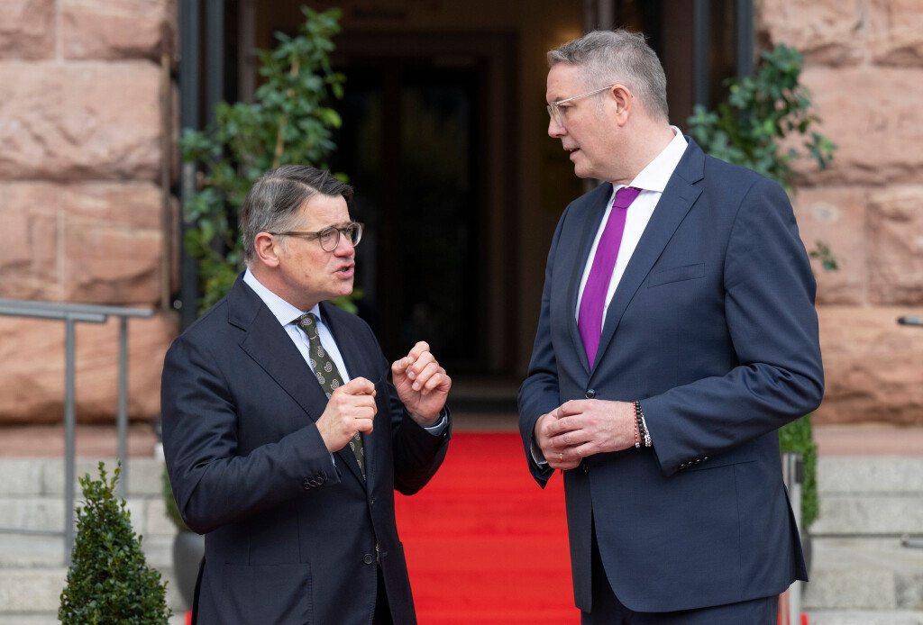 «Deutschland muss Autoland bleiben» - Hessens Ministerpräsident Boris Rhein (CDU) mit seinem rheinland-pfälzischen Amtskollegen Alexander Schweitzer (SPD). (Archivbild)