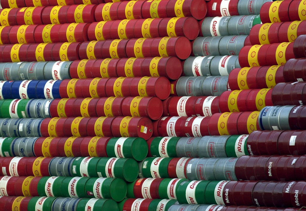 Ölfässer im Hamburger Hafen (Archivbild). Hohe Energiepreise bremsen die Wirtschaft aus.