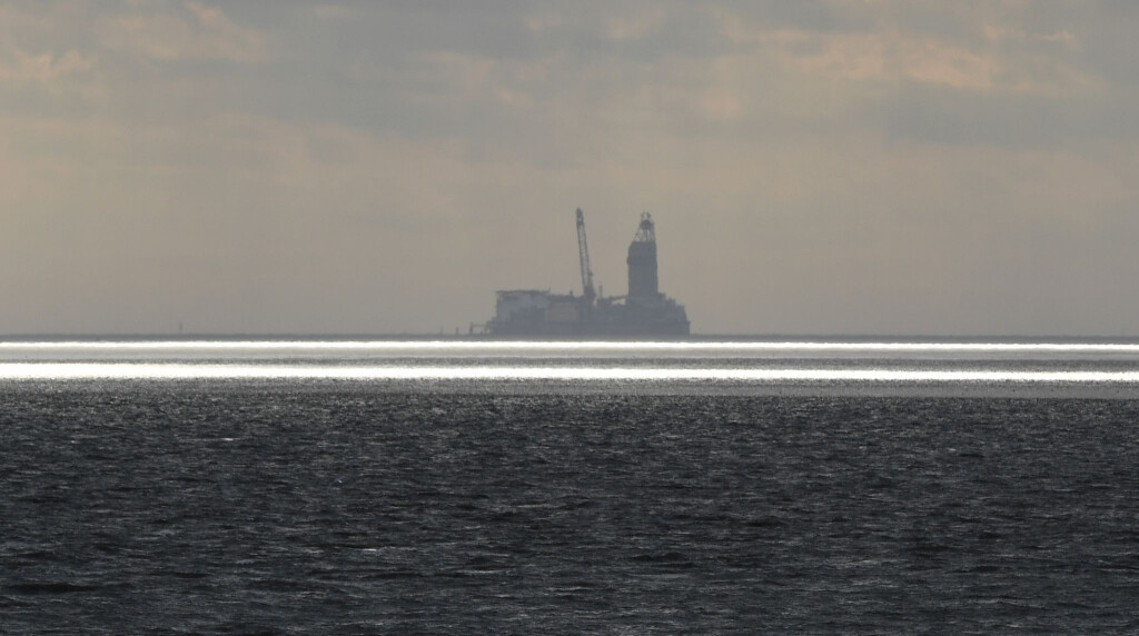 Von der Bohrinsel Mittelplate aus wird seit 1987 Öl in der Nordsee störungsfrei gefördert. (Archivbild)