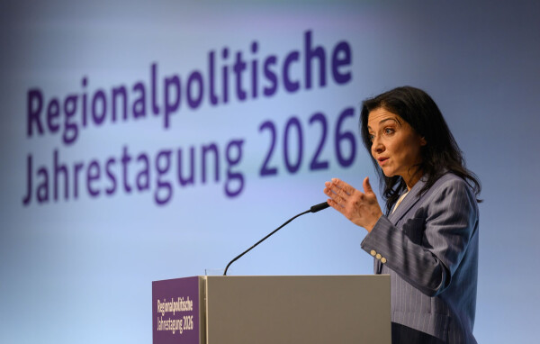 Bundeswirtschaftsministerin Reiche erläutert in Halle die Folgen des Iran-Konflikts für Energiepreise und Konjunktur.