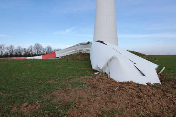 Ein havariertes Rotorblatt bei Berching in der Oberpfalz.