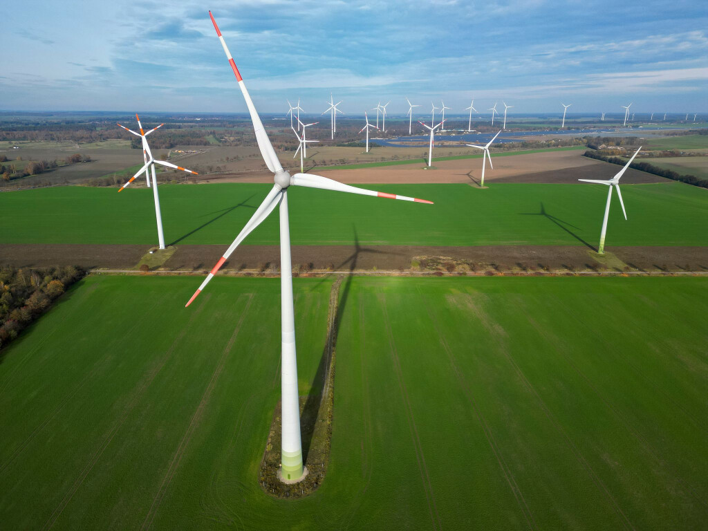 In den kommenden drei Jahren erwartet das Ministerium den Bau von fast 300 neuen Windenergieanlagen. (Archivbild)