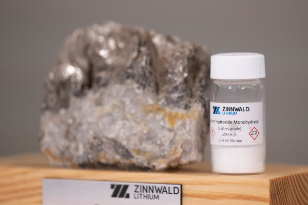 Aus dem Festgestein unter dem Altenberger Ortsteil Zinnwald will das Unternehmen Zinnwald Lithium die seltene Erde für Smartphones und E-Autos gewinnen. (Archivbild)