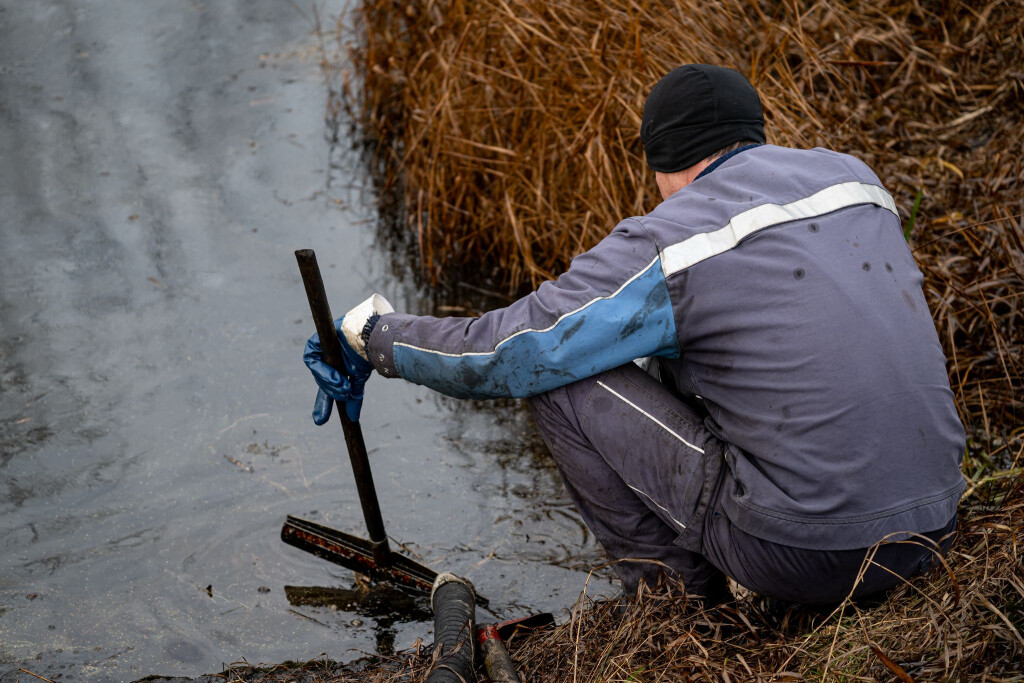 Nach dem Leck an einer Öl-Pipeline zwischen Rostock und Schwedt werden die Folgen geprüft.