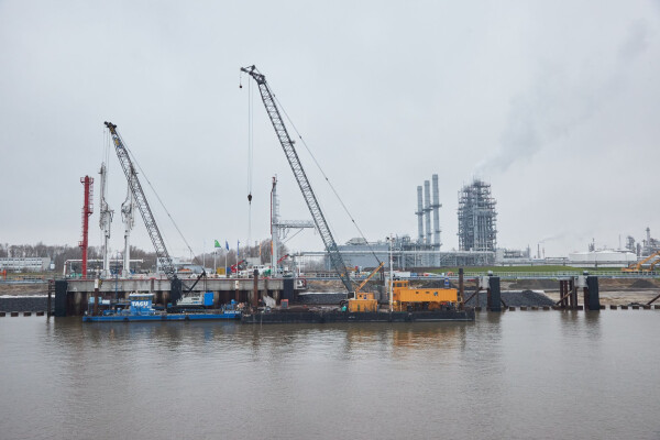 Die Baustelle für das Stader LNG-Terminal soll 2026 fertiggestellt werden. (Archivbild)