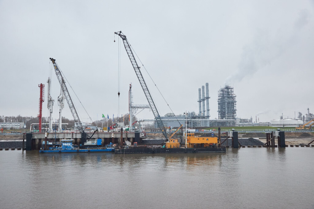 Die Baustelle für das Stader LNG-Terminal soll 2026 fertiggestellt werden. (Archivbild)