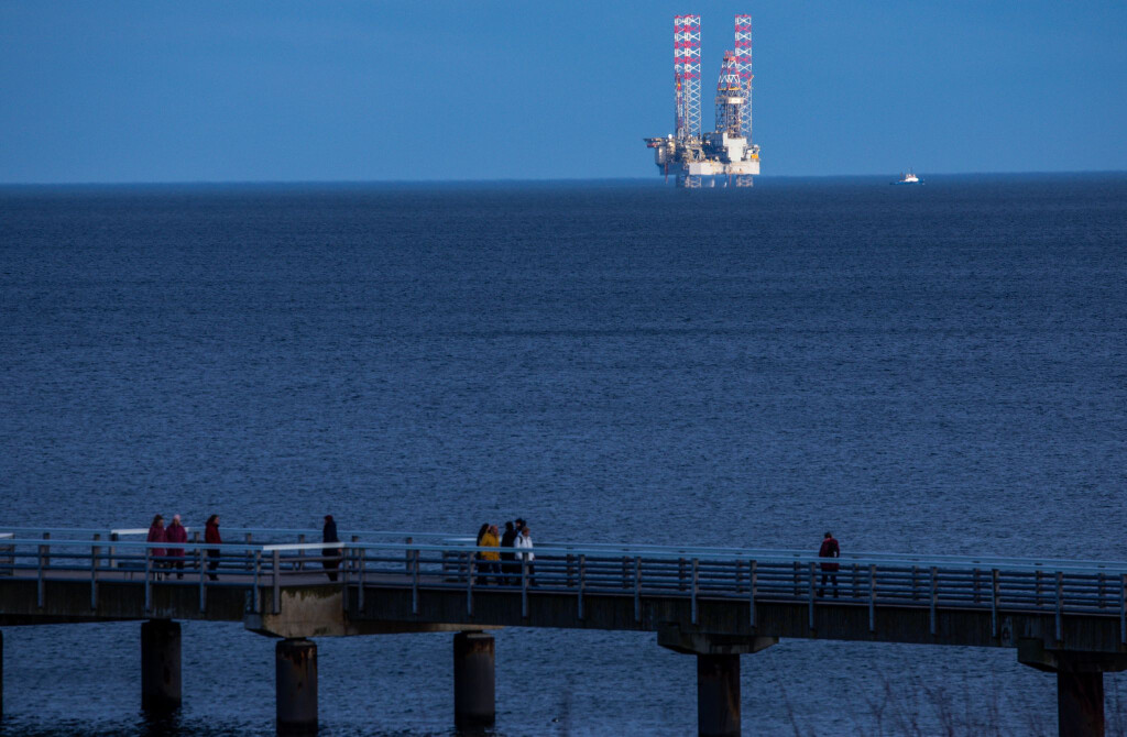 Im Rahmen von Erkundungen war um die Jahreswende eine Bohrplattform in der polnischen Ostsee auch vom deutschen Teil Usedoms sichtbar (Archiv).