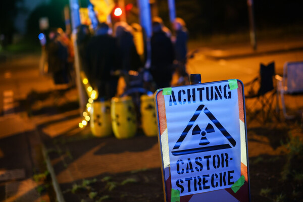 In Bottrop wollen die Demonstranten auf einer Autobahnbrücke in Sichtweite der mutmaßlichen Transportroute demonstrieren.