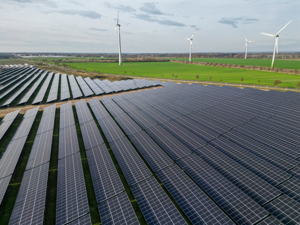 Netzengpässe führen immer wieder zu Abschaltungen oder Drosselung von Wind- und Solaranlagen (Archivbild)