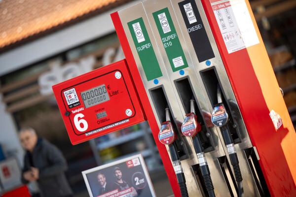 In Hamburg und Schleswig-Holstein verstoßen vergleichsweise wenige Tankstellen gegen die 12-Uhr-Regel bei den Kraftstoffpreisen. (Archivbild)