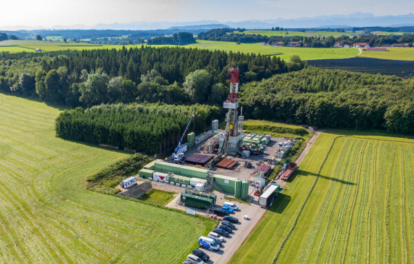 Im Vorfeld hatten Anwohner und Umweltschützer gegen das Gasförderprojekt demonstriert.