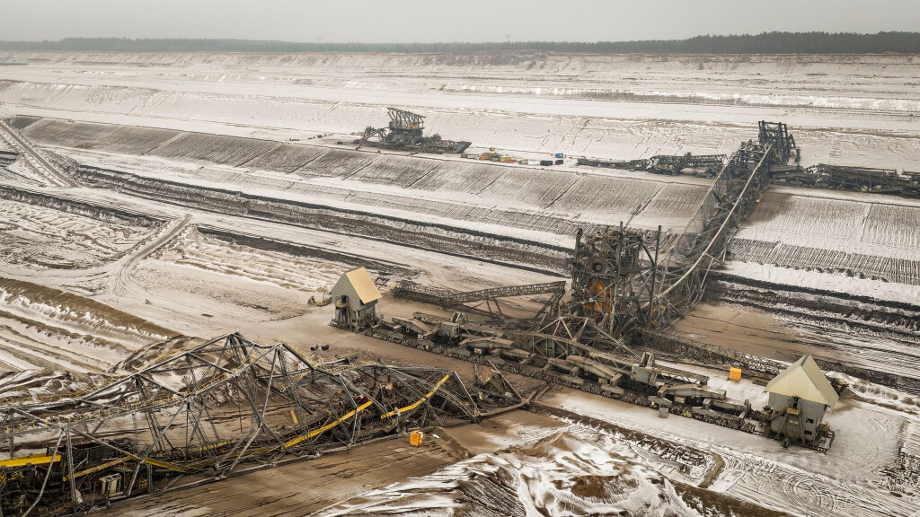Weil hier keine Kohle mehr abgebaut wird, wurde die riesige Förderbrücke F60 im Tagebaugebiet Jänschwalde gesprengt.