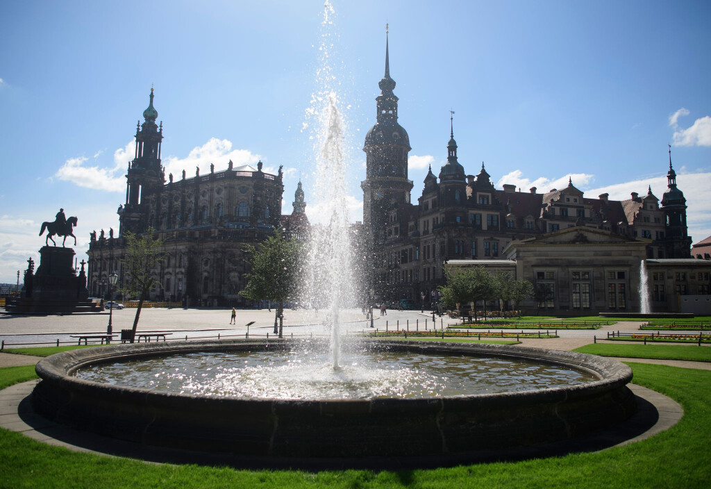 Aktivisten der Protestbewegung «Extinction Rebellion» haben in Dresden und anderen Städten das Brunnenwasser grün gefärbt. (Archivbild)