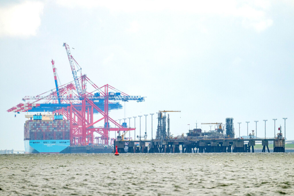 Schon jetzt wird LNG in Wilhelmshaven angeliefert - weitere Ausbaupläne an Land hat des OVG in Lüneburg nun vorerst gestoppt. (Archivbild)