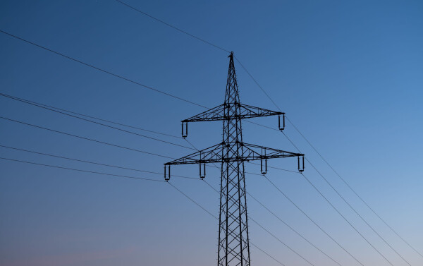 13.000 Haushalte waren am Mittwochnachmittag ohne Strom. (Symbolbild)