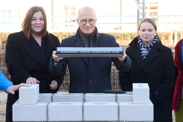 Grundsteinlegung für den Elektrolyseur: Umweltsenatorin Katharina Fegebank, Erster Bürgermeister Peter Tschentscher mit der Grundsteinrolle sowie Wirtschaftssenatorin Melanie Leonhard (v.l.n.r.).