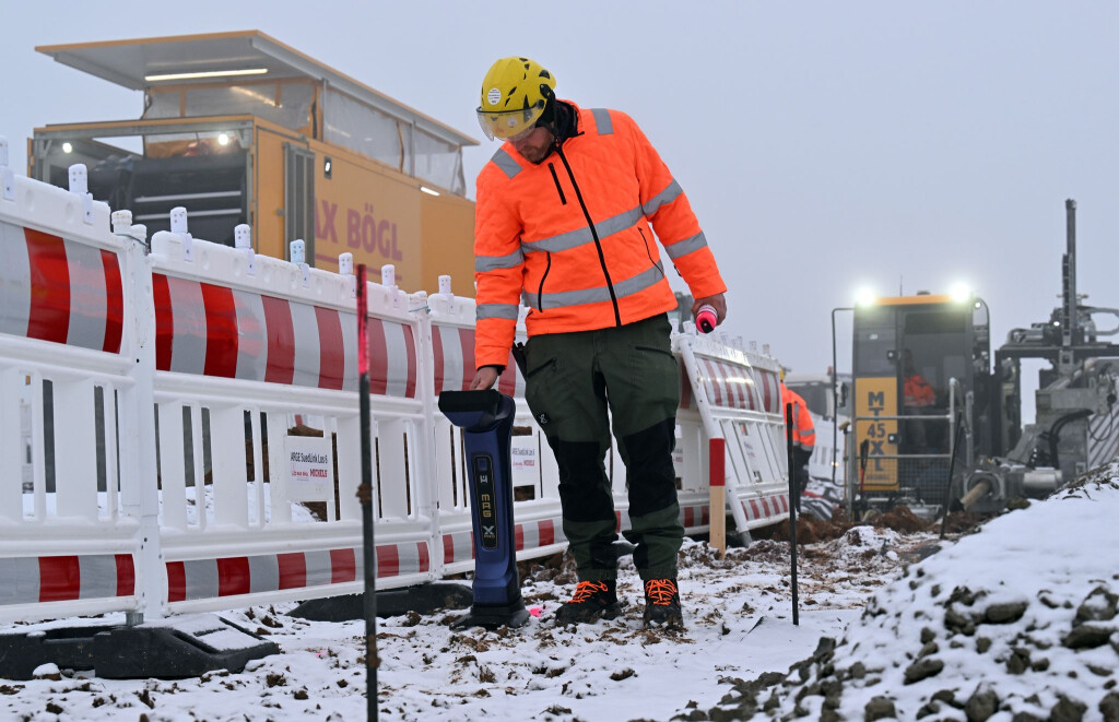 Bauleute arbeiten an einer Horizontalbohrung für die Stromtrasse Suedlink bei Wasungen.
