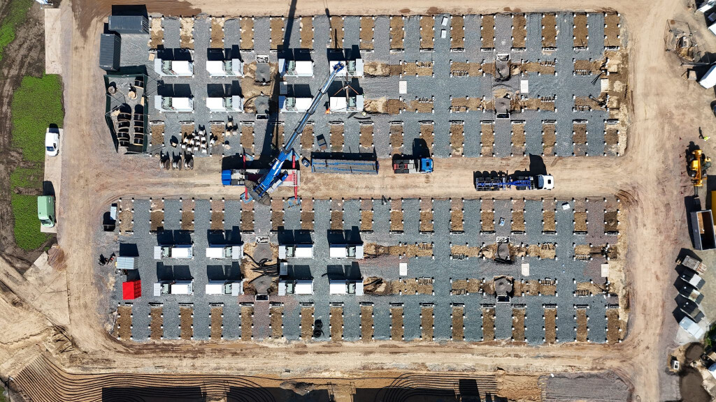 Schwertransporte liefern derzeit Hunderte Batteriemodule für den Großspeicher nach Förderstedt (Foto Handout)