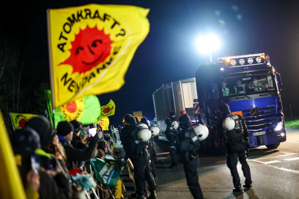 Jeder einzelne Castor-Transport bedeutet für die Polizei einen Großeinsatz. (Archivbild)