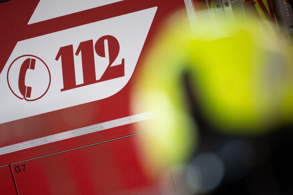 Die Feuerwehr konnte die beiden brennenden Strommasten schnell löschen. (Symbolbild)