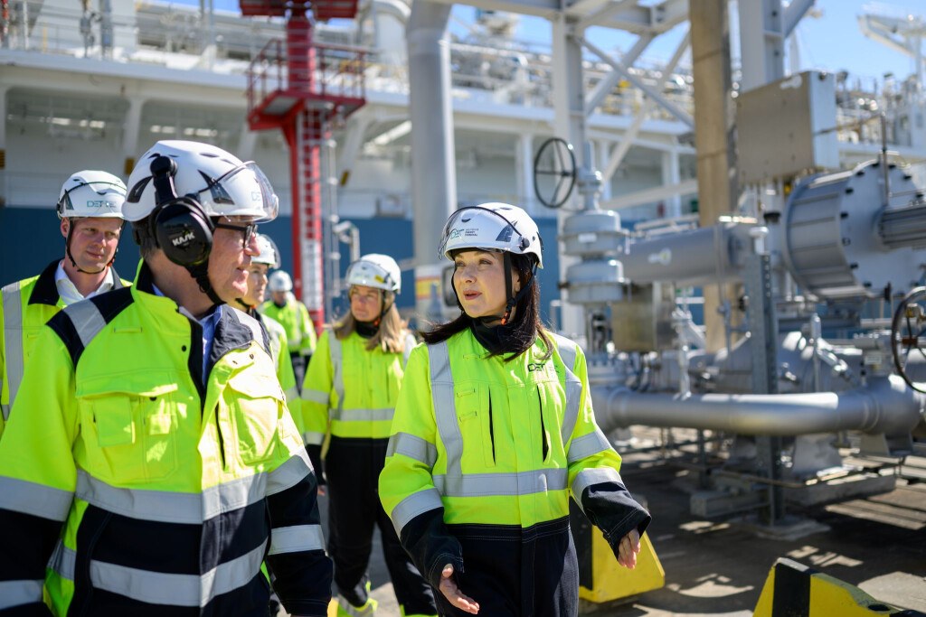 Bundeswirtschaftsministerin Katherina Reiche besuchte ein Wilhelmshavener LNG-Terminal zusammen mit DET-Geschäftsführer Peter Röttgen.