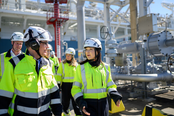 Bundeswirtschaftsministerin Katherina Reiche besuchte ein Wilhelmshavener LNG-Terminal zusammen mit DET-Geschäftsführer Peter Röttgen.