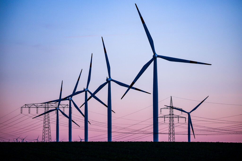 Sachsen-Anhalt zählt zu den größten Energieerzeugern bei Windkraft: Um Netze nicht zu überlasten, müssen Anlagen auch mal abgeschaltet werden. (Archivbild)