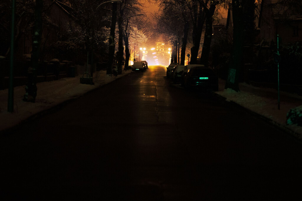 Im Gebiet des Stromausfalls kommt es nachts in einem Wohnhaus zu einem Wasserrohrbruch.