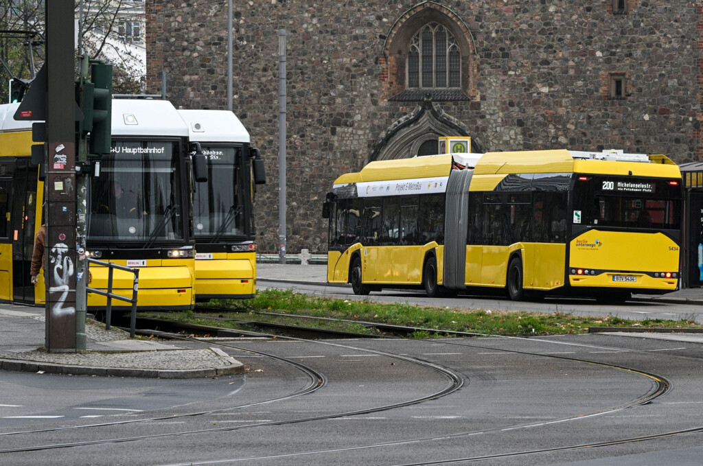 Bus- und Bahnfahren im VBB wird im neuen Jahr teurer. (Archivbild)