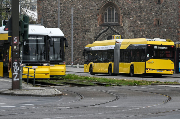 Bus- und Bahnfahren im VBB wird im neuen Jahr teurer. (Archivbild)