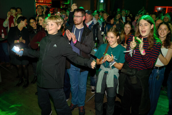 Die Unterstützer des Volksentscheids für einen strengeren Klimaschutz liegen bei der Auszählung deutlich vorn.