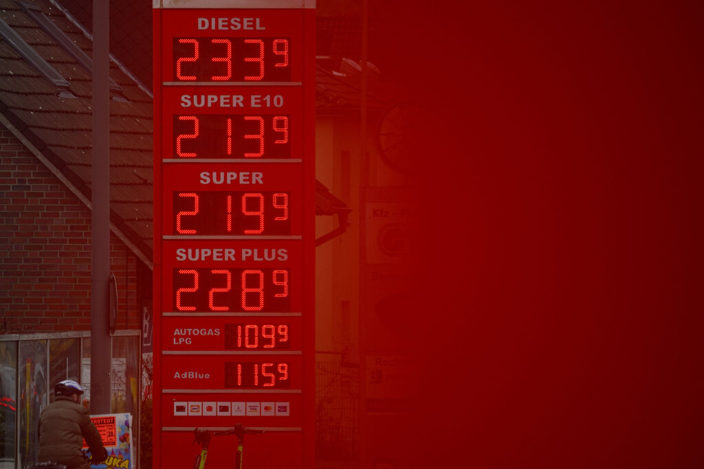 An der Tankstelle bekommen die Menschen die Folgen des Iran-Kriegs zu spüren. (Archivbild)