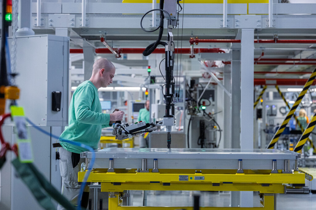 Blick in die neue Produktionshalle für Batteriesysteme der tschechischen Volkswagen-Tochter Skoda.